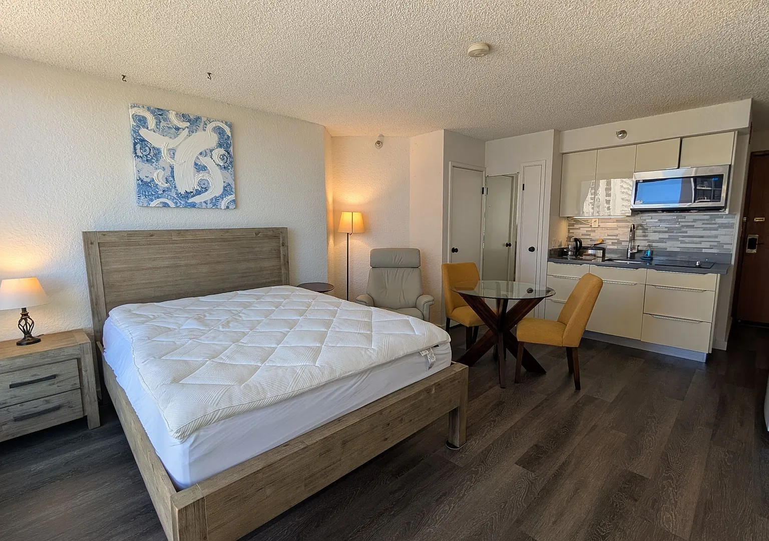 Fully furnished studio at Liliokalani Gardens with sweeping ocean views — Photo 4