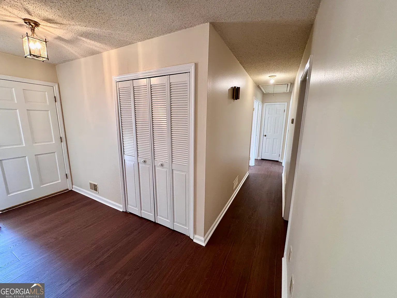 3 bed, 2.0 bath, 2400 sqft, $2,300 — Photo 3