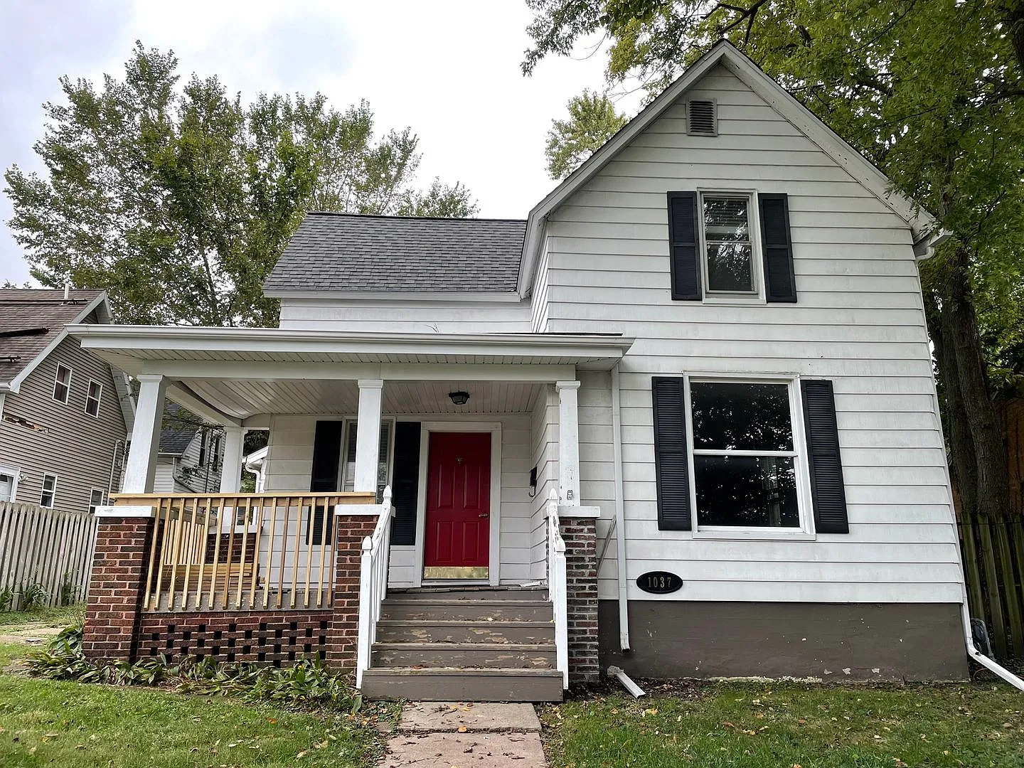 Spacious 3 Bedroom Home with Front Porch, Fireplace, and Large Backyard! — Photo 1