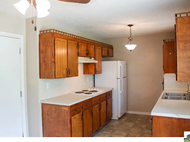 211 E Hogan Dr — Photo 6