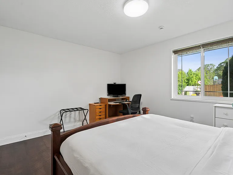 3573 NE Olympic St — Photo 30