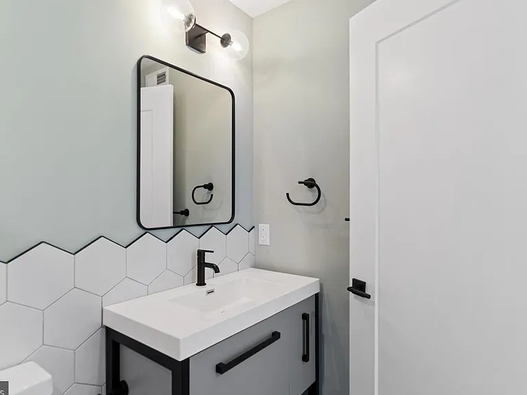 1721 Ridge Ave #B-002 — Photo 12