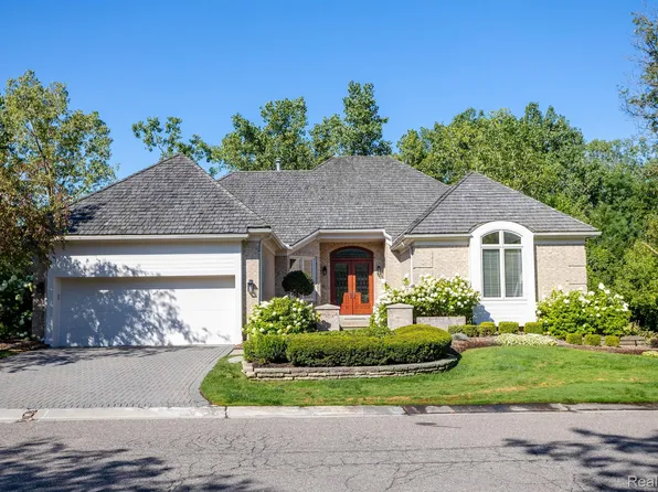5130 Oakbrooke Dr, West Bloomfield, MI 48323