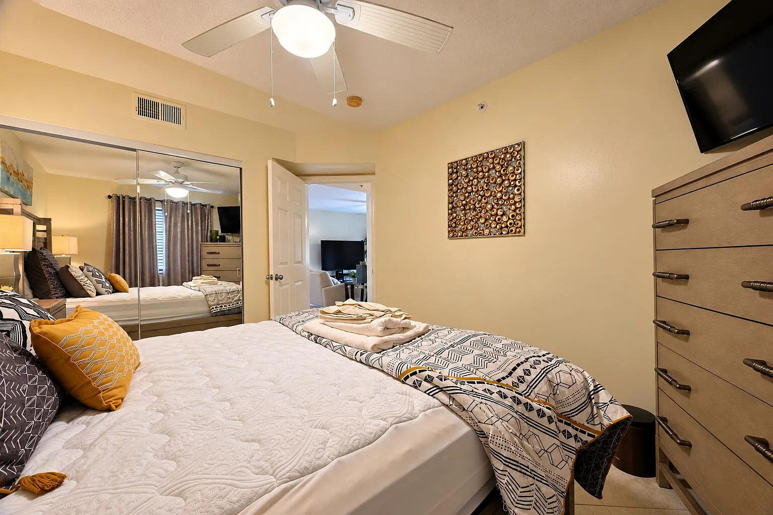 3 bed, 2.0 bath, 1256 sqft, $2,500 — Photo 2