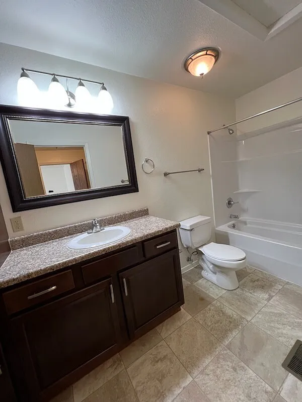 5 bed, 3.5 bath, 2132 sqft, $2,412 — Photo 2