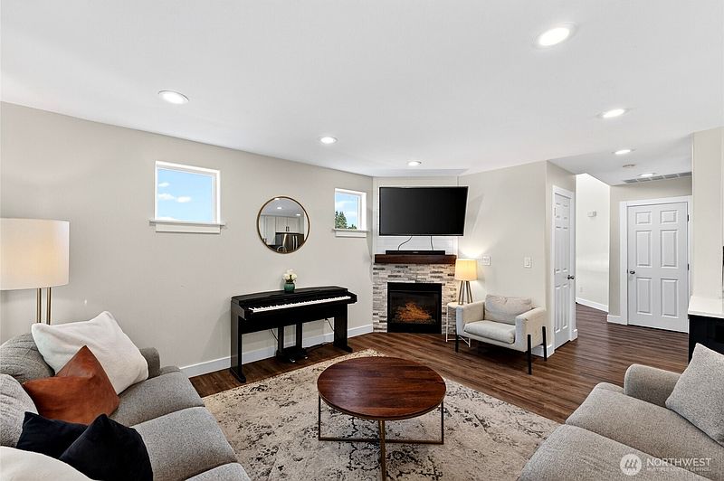 4th image of 302 29th Street SE #101