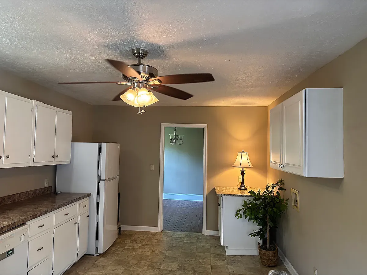3 bed, 1200 sqft, $2,100 — Photo 2