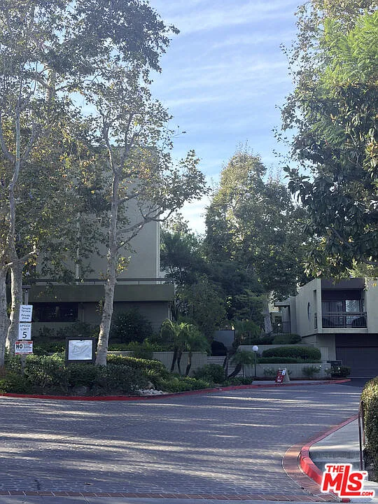 2 bed, 1.0 bath, 924 sqft, $2,800 — Photo 1