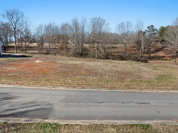 23 Singing River Dr, Muscle Shoals, AL 35661