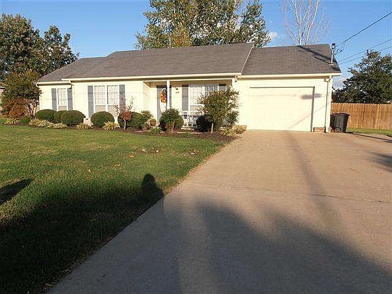 1st image of 870 Sir Lionel Ave