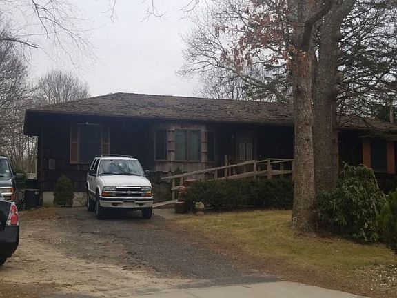 3rd image of 3 Oaktree Dr