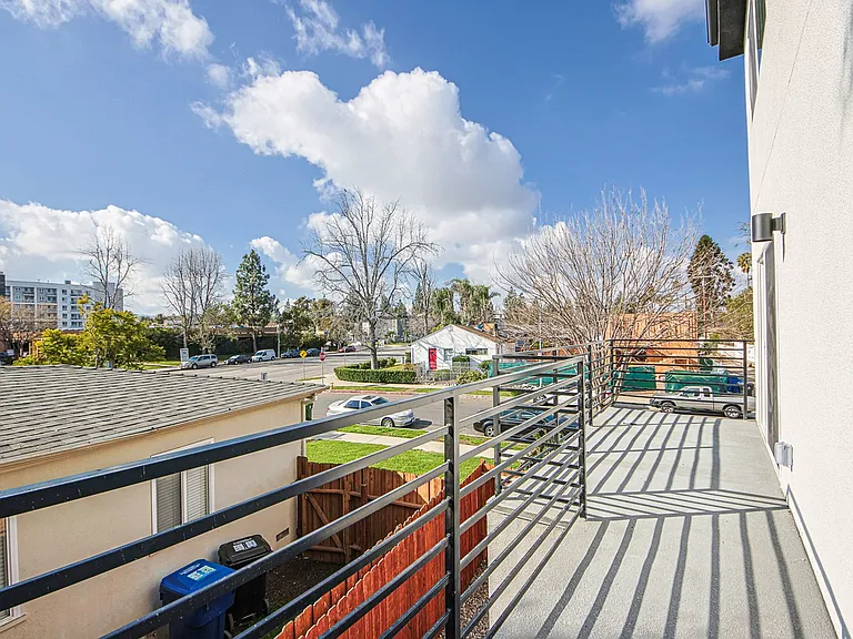 Luxury 3 & 4 Bed Townhomes a Short Walk to Topanga Village! — Photo 51