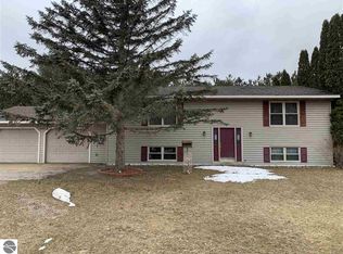 7655 Sandy Ln, Bellaire, MI 49615