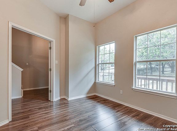 5th image of 430 Country Meadow Ln