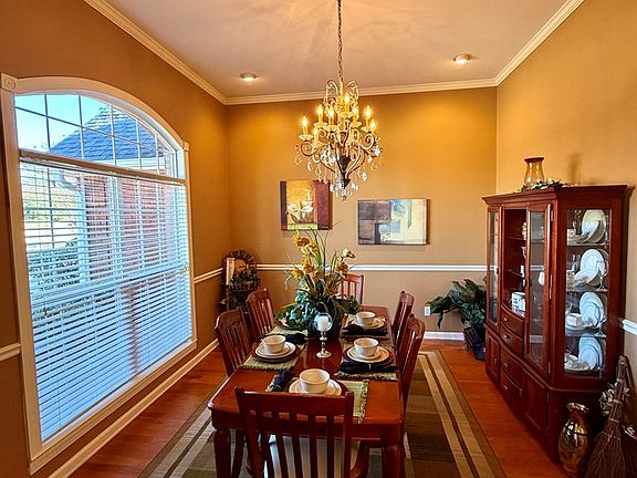 4th image of 212 Shady Grove Ln