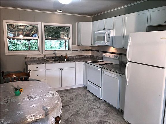 3rd image of 605 Evergreen Dr