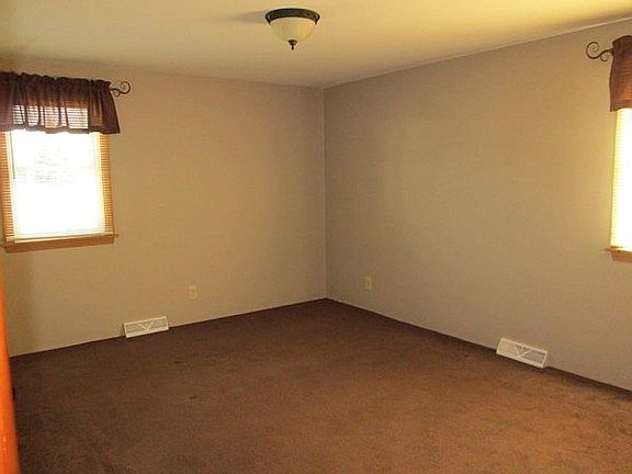 5th image of 55 Laura Ct