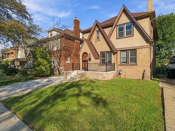 3rd image of 3230 Leslie St