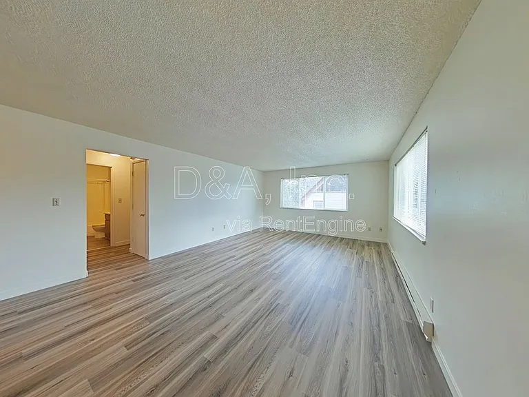 437 NW 11th St #8 — Photo 2