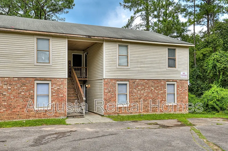 2 bed, 1.0 bath, 828 sqft, $975 — Photo 2