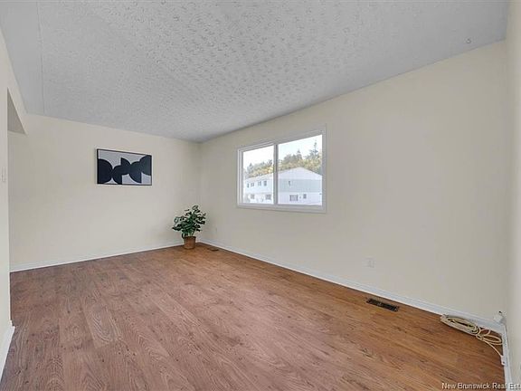 3rd image of 220 Tartan St
