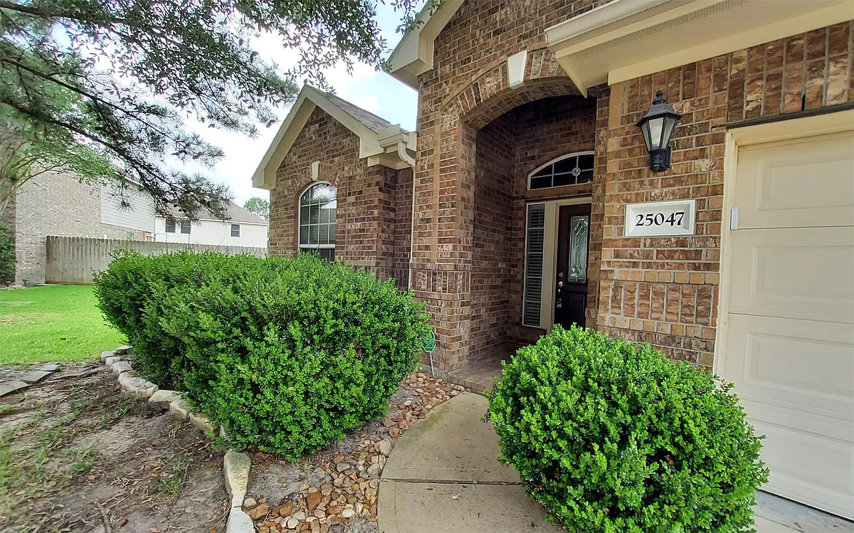 Building Photo - 25047 Lenora Dr