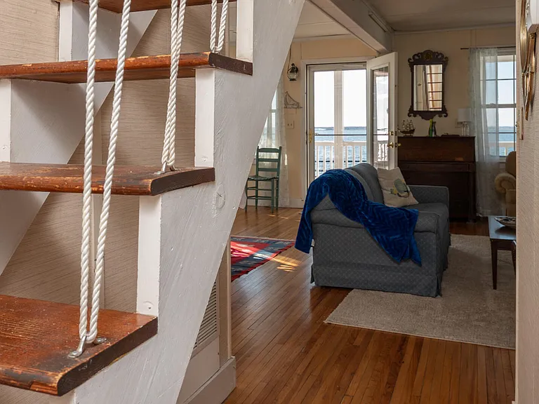300 N Bayview Ave — Photo 17