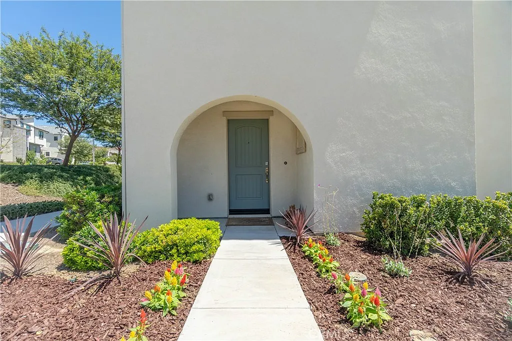 4 bed, 2272 sqft, $5,300 — Photo 3