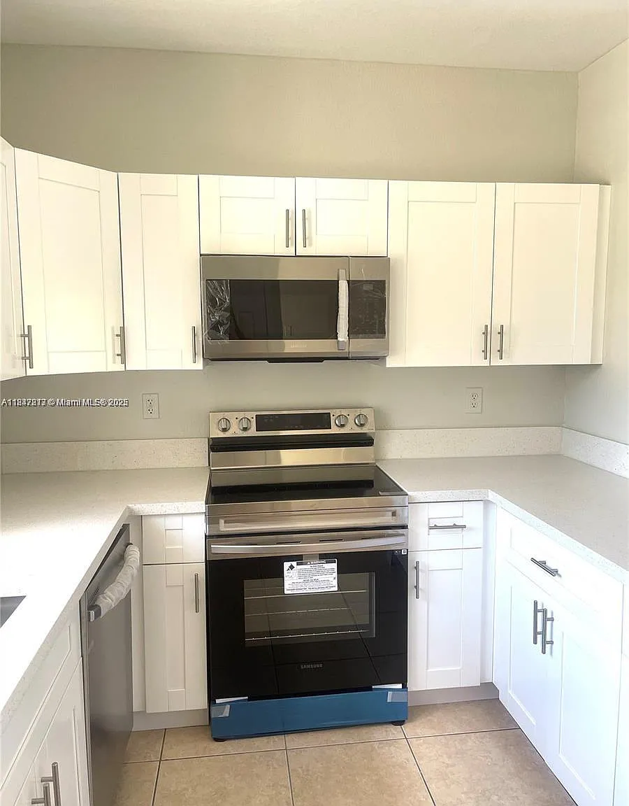 3 bed, 2.5 bath, 1417 sqft, $3,200 — Photo 1