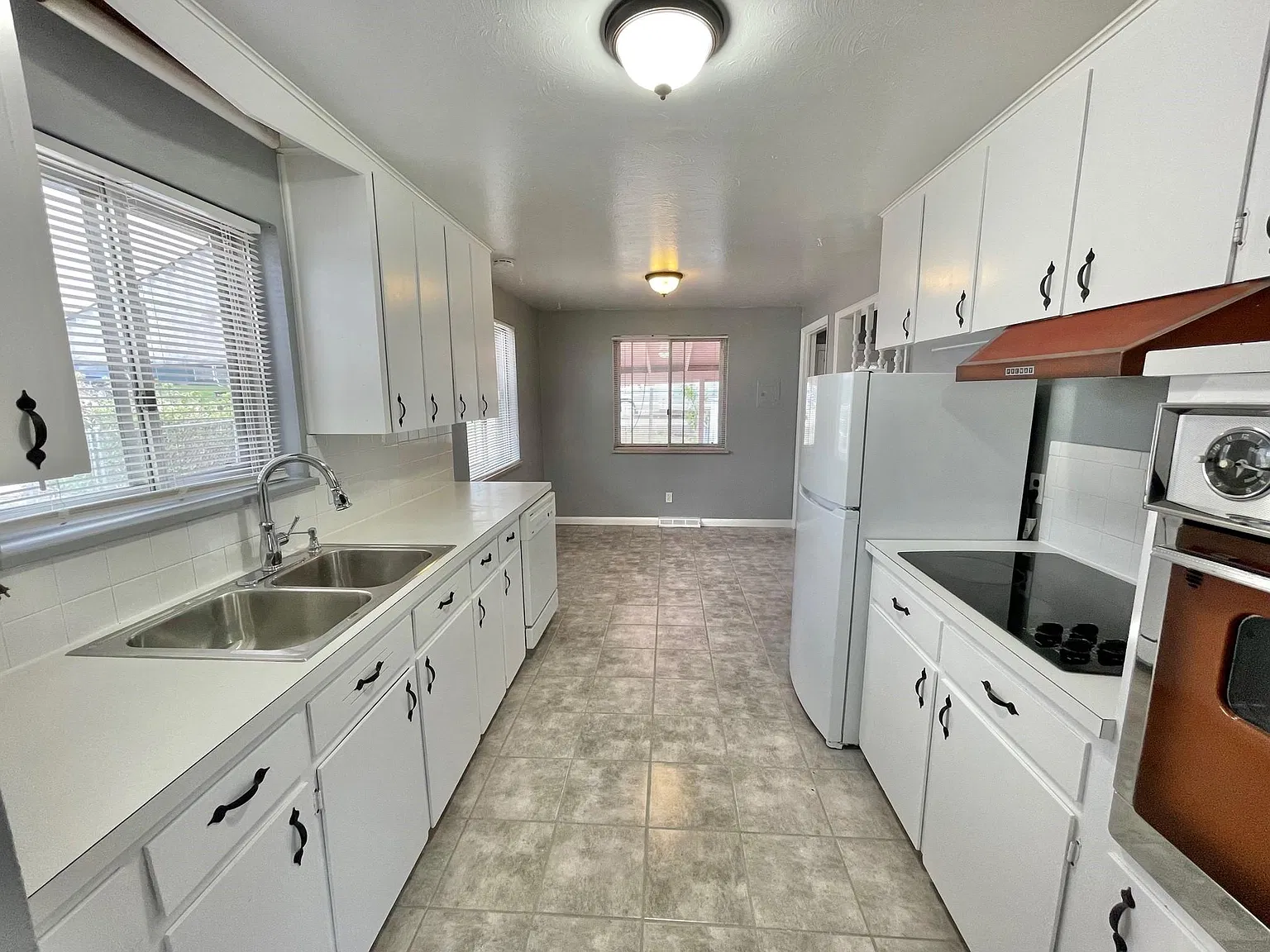 4 bed, 1927 sqft, $2,195 — Photo 3
