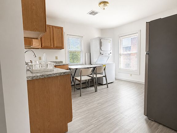 2nd image of 27 Rose St SW #2
