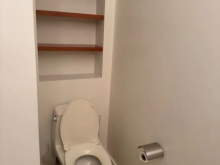 Guest bathroom (1/2 bath)