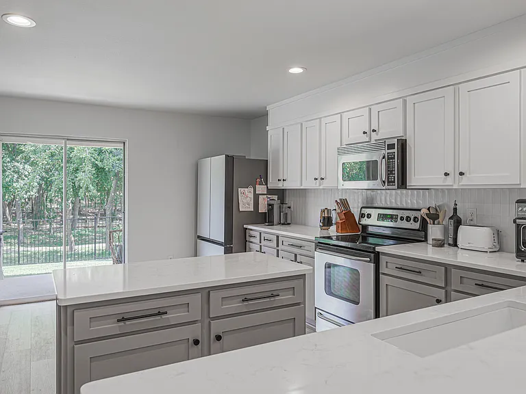 1301 Oak Hollow Ln — Photo 7