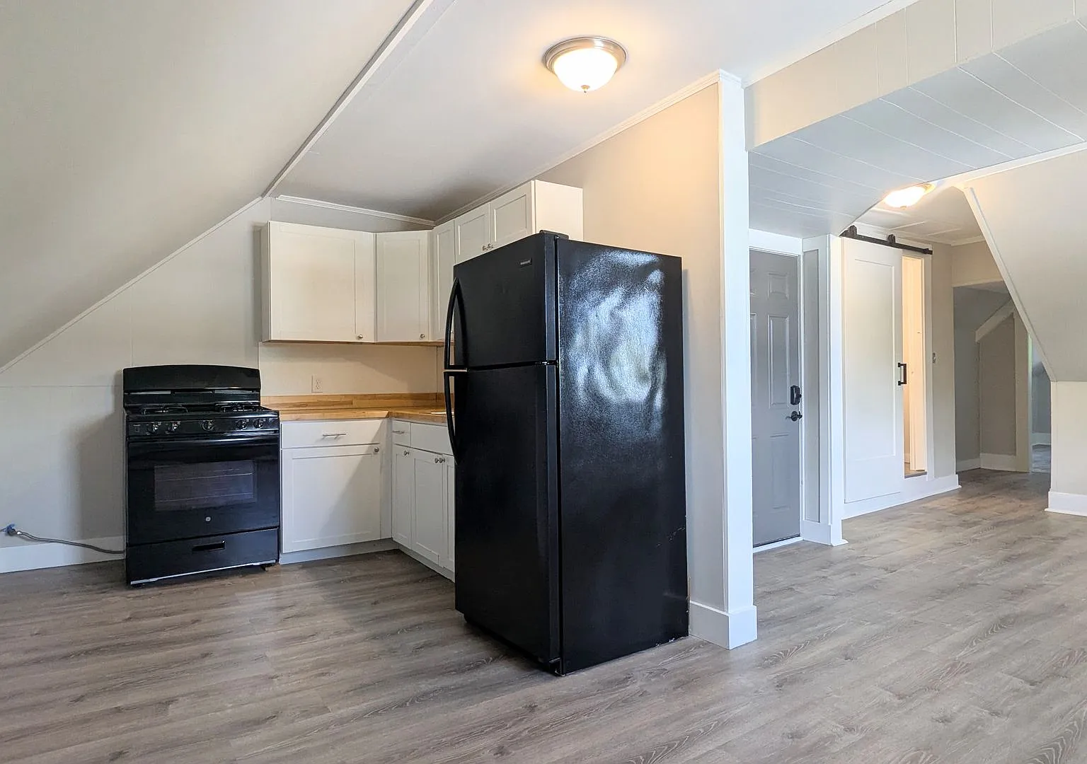14 Cedar St — Photo 2