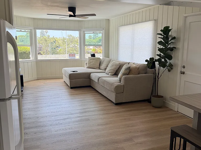 146 N Cedros Ave — Photo 8