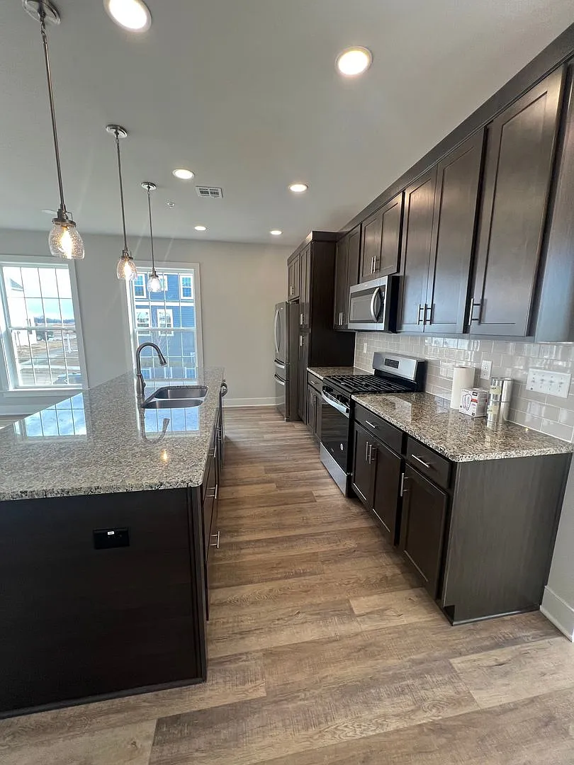 2 Bedroom - 2.5 Bathroom End-Unit Townhouse For Rent — Photo 4