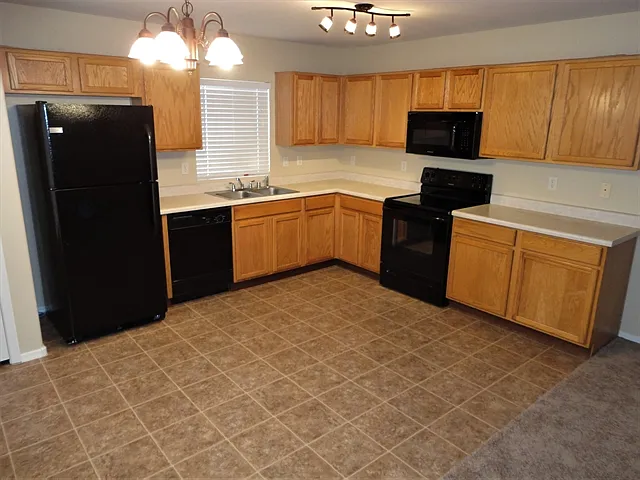 4 bed, 2.5 bath, 1948 sqft, $2,250 — Photo 2
