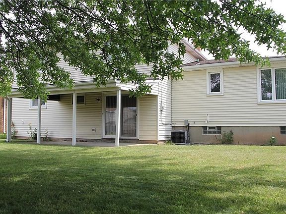3rd image of 26 Nantucket Dr W