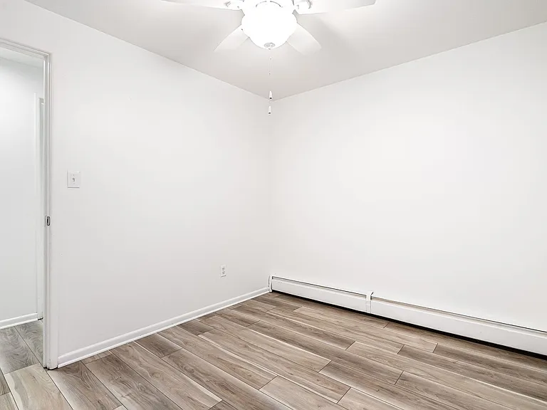 Lindsay Court Apartments — Photo 20