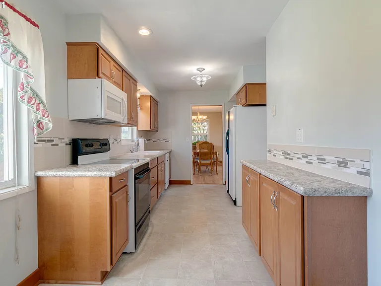 1335 Windsor Dr — Photo 11