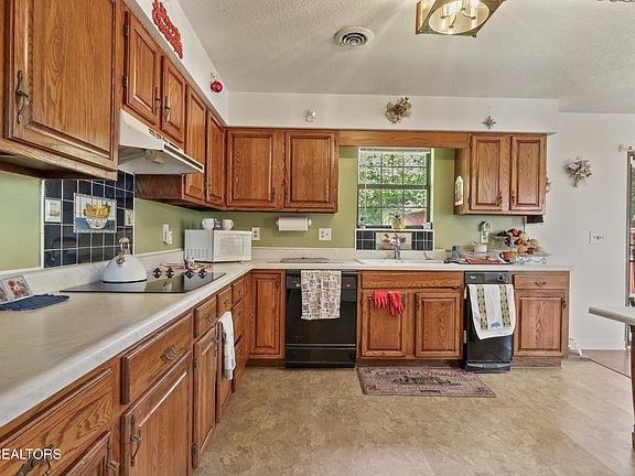 3rd image of 378 Whte Oak Cir