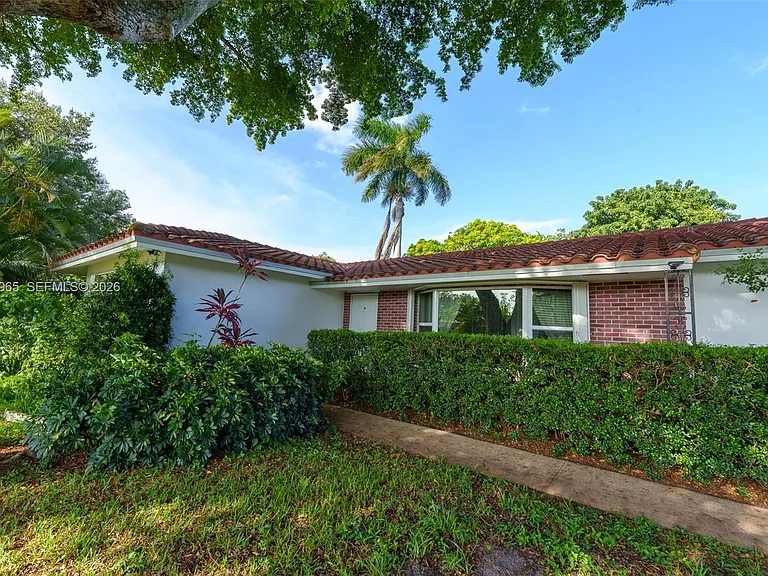 740 Ridgewood Ln — Photo 2