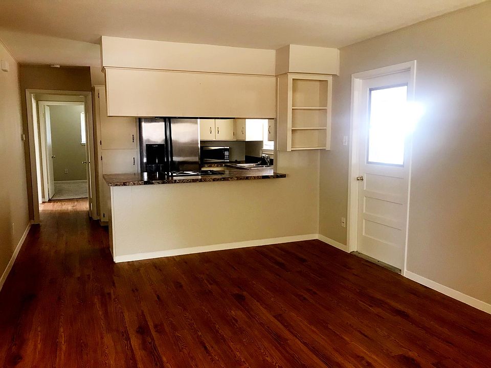 1st image of 318 Ellen Dr