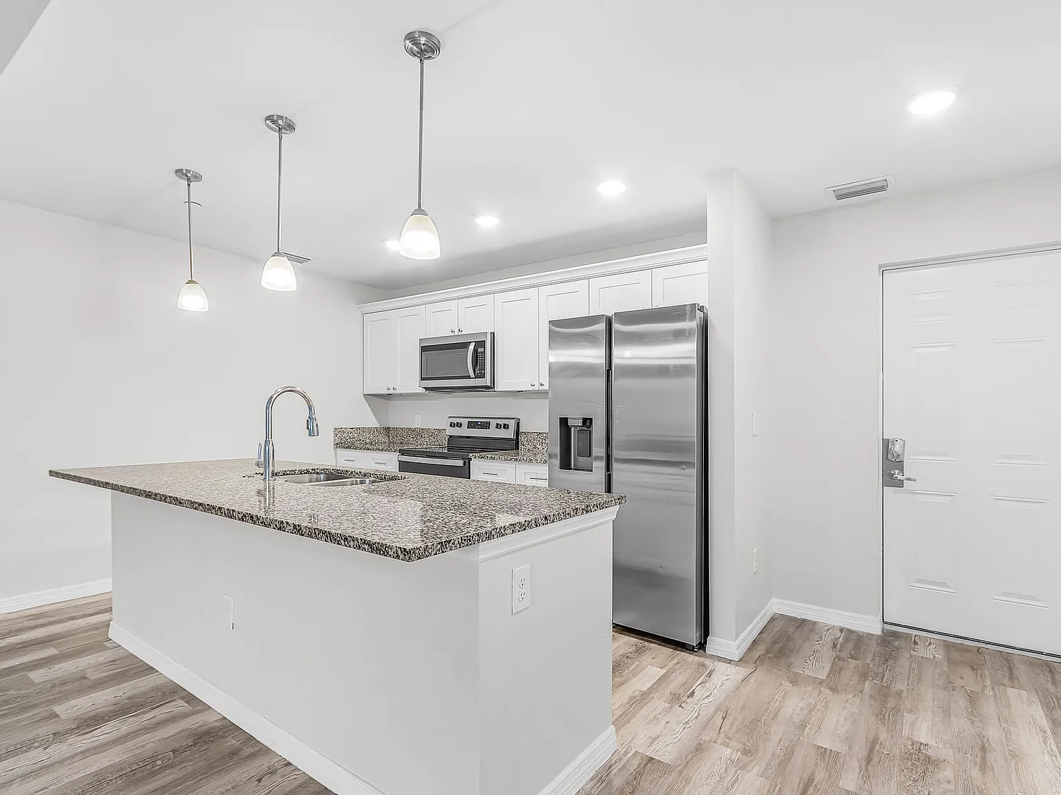 Royal Palms Apartments — Photo 4