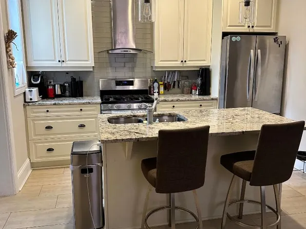 59 Lees Ave #A, Ottawa, ON K1S 0B8