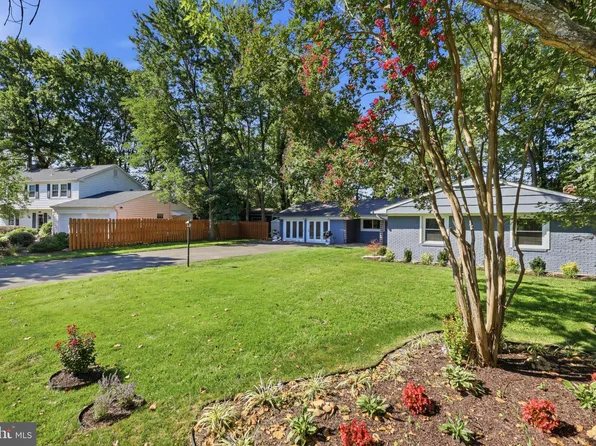 4140 Point Hollow Ln, Fairfax, VA 22033