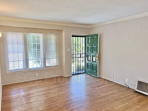 3rd image of 3908 1/2 S Crenshaw Blvd