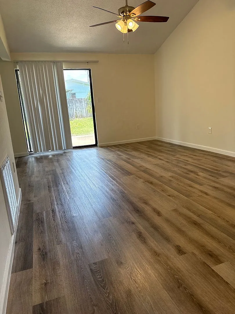 New Listing! — Photo 4