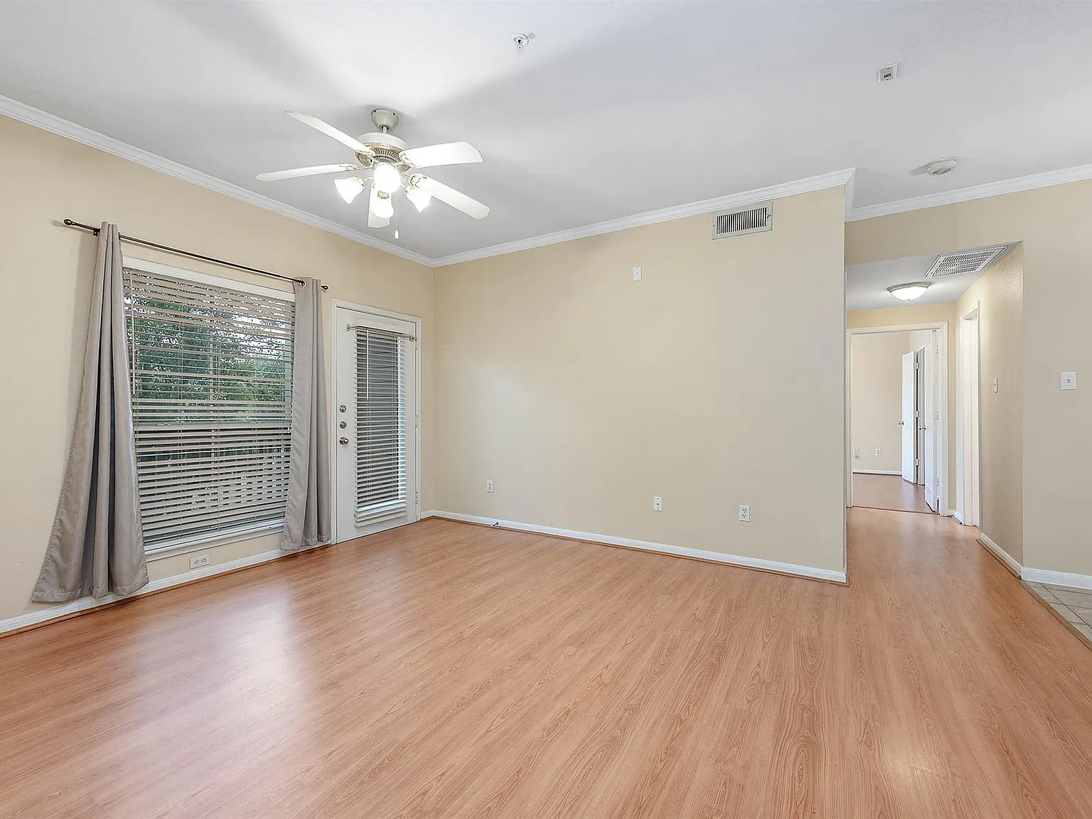 2 bed, 1.0 bath, 909 sqft, $1,600 — Photo 2