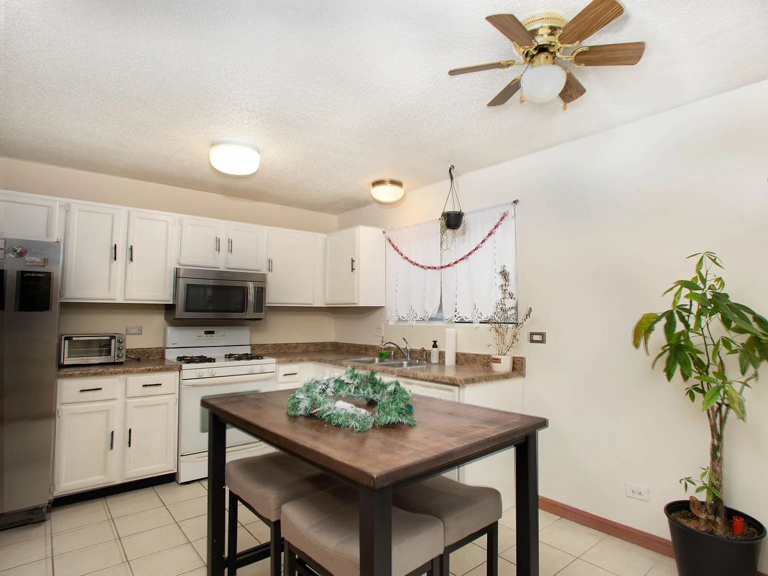 2 bed, 1412 sqft, $2,300 — Photo 4